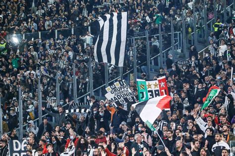 Fiatal Juventus szurkoló a stadionban