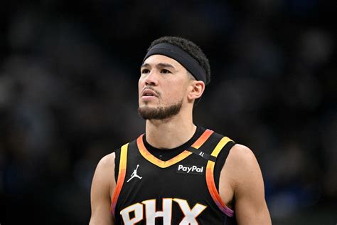 Danilo Barthel és Devin Booker csekket ad át a Müncheni Járóbeteg Gyermek Hospice-nak