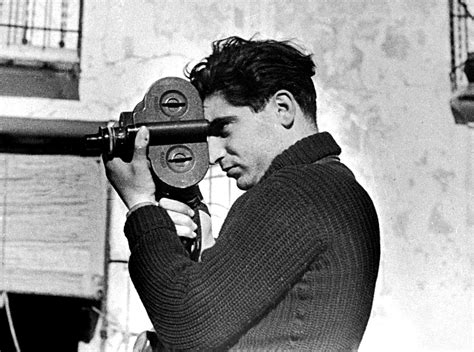 Robert Capa a fronton fényképez