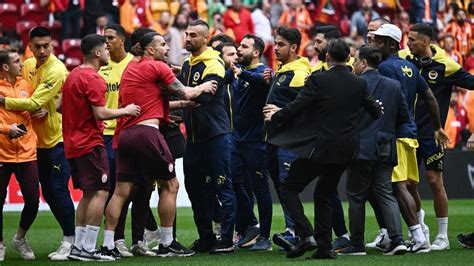 A két csapat szurkolóinak hangulata a derbi előtt