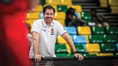 Jakab Máté edzői stábtagokkal egy kosárlabda pályán