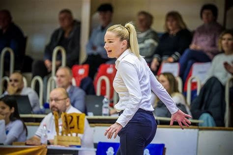 Magyar Bianka kosárlabda edző egy edzésen