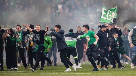 Ünneplő ferencvárosi szurkolók