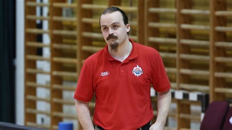 Edző a kispadon, szimbolizálva a stabilitást