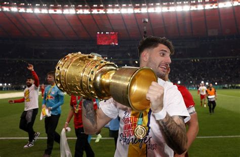 Labdarúgócsapat ünneplés egy kupagyőzelem után