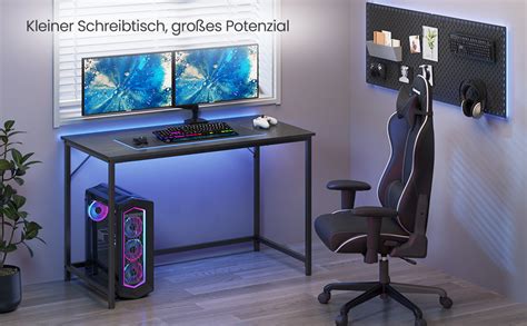 Gamer ül számítógép előtt, kétségbeesett arccal, képernyőn hibaüzenet