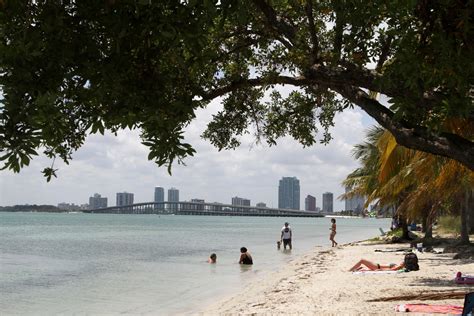 Key Biscayne sziget strandoló emberekkel és a Rickenbacker Causeway híddal