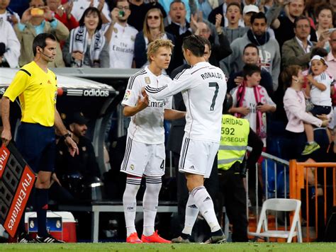 A 16 éves Martin Ödegaard éppen Cristiano Ronaldót váltva debütált a Getafe elleni bajnoki mérkőzésen 2015-ben