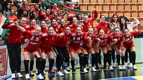 A Dunaferr Női Kézilabda csapat BEK-győztes ünneplése
