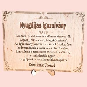 A nyugdíjba vonuló közalkalmazottat ábrázoló infografika, bemutatva a felmentési idő lényegét
