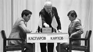 Garri Kaszparov és Anatolij Karpov sakkparti közben, a legendás rivalizálás