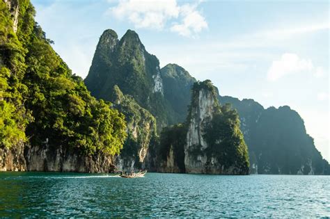 Türkmenisztán és Thaiföld nemzeti csapatainak címerei