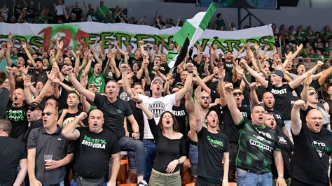 Összefogó ferencvárosi szurkolók a lelátón