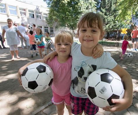gyerekek labdát dobálnak
