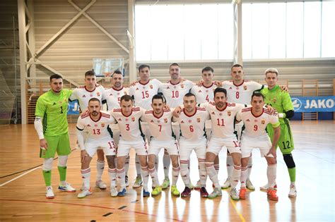 Kézilabdacsapat együtt ünnepel egy nemzetközi torna után