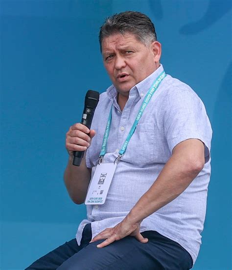 Vincze István edzőként a pálya szélén