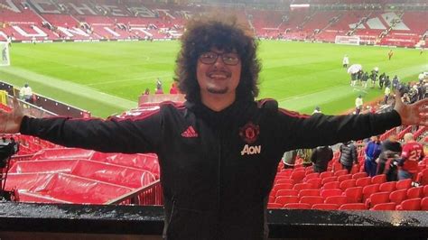 Frank Ilett hosszú hajjal, Manchester United sállal