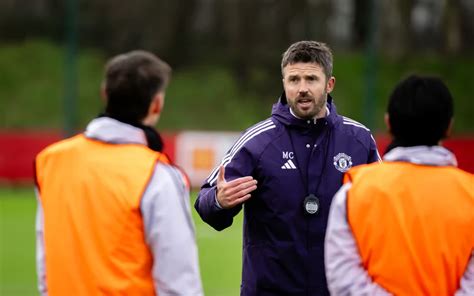 Michael Carrick edzői portréja a Manchester United kispadján