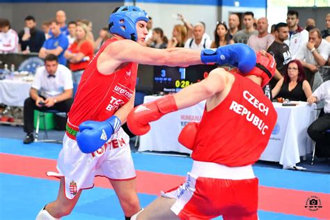 A magyar kick-box válogatott csapatkép egy hazai versenyen
