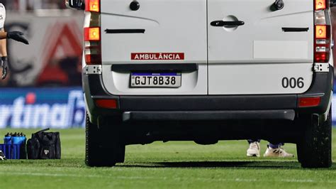 Futballista sérülését ápolják a pályán