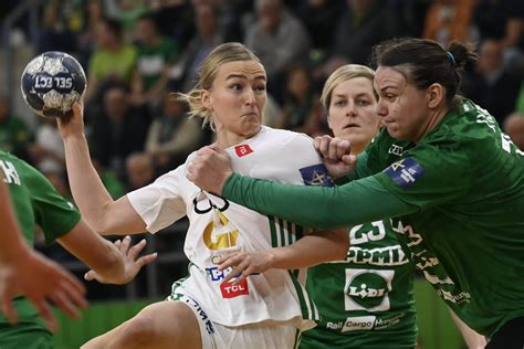 FTC női kézilabda csapat mérkőzés közben az Elek Gyula Arénában