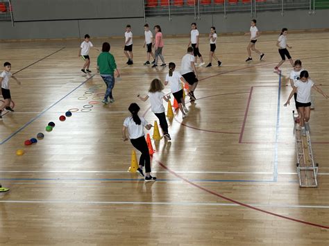 Játékos testnevelés óra iskolában, gyerekek sportfelszerelésben