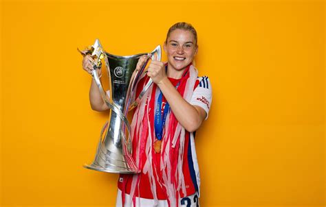 Alessia Russo gólja és csapattársai ünneplése