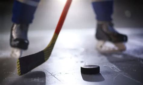 gyerekek jégkorongoznak