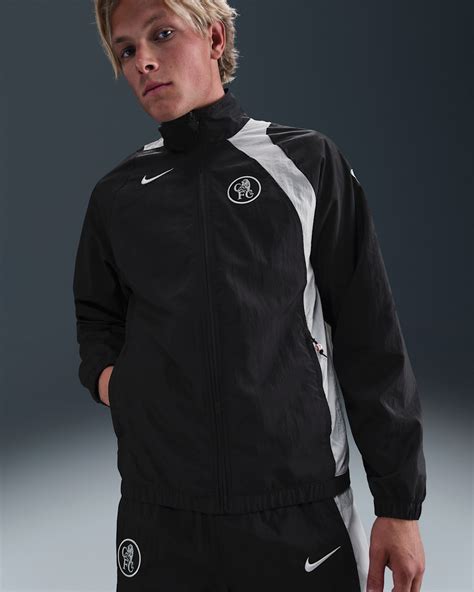 Chelsea Nike melegítőfelső dinamikus pózban