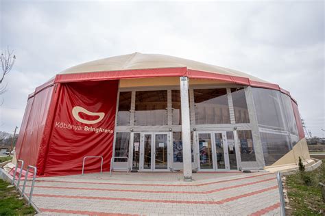 A Kőbányai BringAréna belső tere a modern fapályával és a dőlésszöggel.