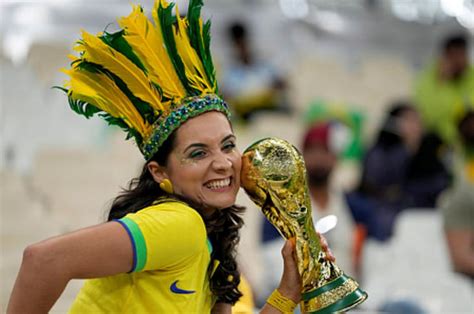 A brazil labdarúgó-válogatott címeres meze és a világbajnoki trófea