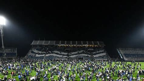 Focidrukkerek sálakkal egy stadionban