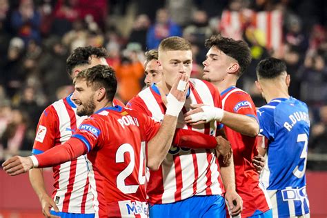 A spanyol bajnokság logója és a futballpálya