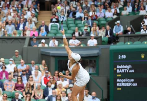 Játékosok fehér ruhában Wimbledonban