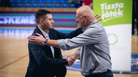 Völgyi Péter szövetségi kapitány ad utasításokat a mérkőzés alatt