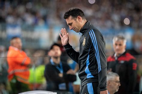 Lionel Scaloni, az argentin szövetségi kapitány taktikai táblával
