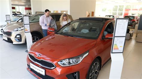 Kia márkakereskedés homlokzata Leverkusenben