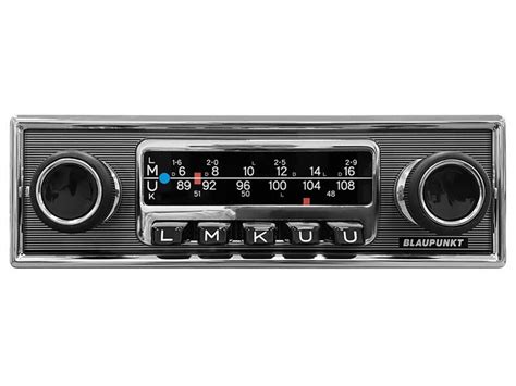 Blaupunkt autórádió kijelzővel és vezérlőgombokkal