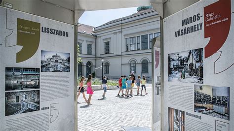 Korabeli művészeti kiállítás részlete