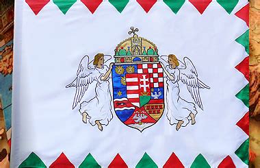 A magyar csapatzászló részlete a hímzett angyalos címerrel
