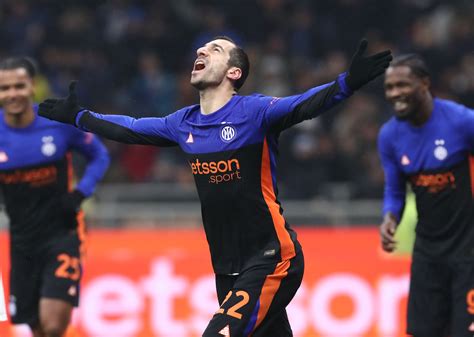 Henrikh Mkhitaryan az Inter Milan mezében küzd a labdáért a Liverpool ellen