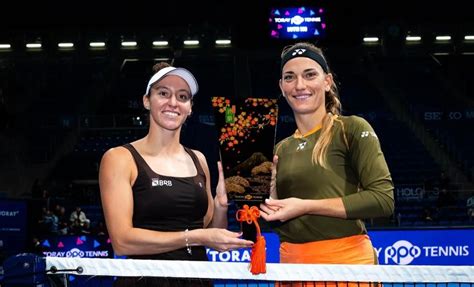 Babos Tímea a WTA Finals trófeával