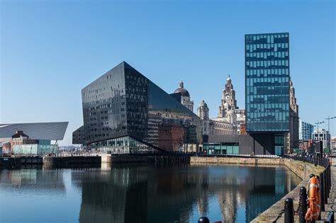 Liverpool ikonikus Albert Dock és Three Graces épületei