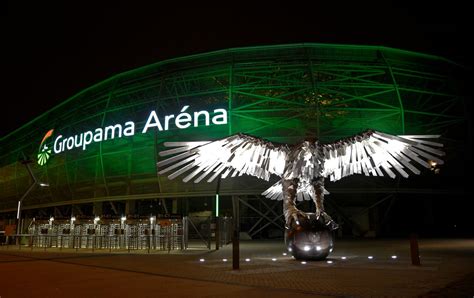 A ferencvárosi sas szobor az FTC stadion előtt