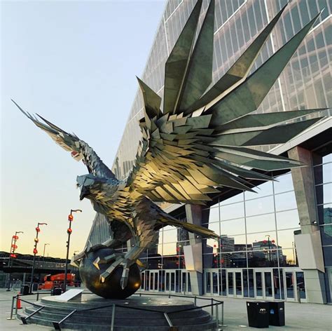 Az Atlanta Falcons stadion és a sólyom szobor részletei