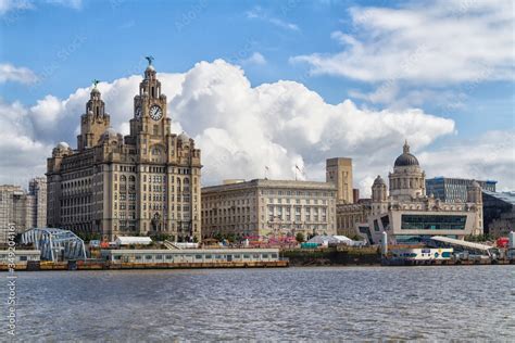 Liverpool városképe a Mersey folyóval és a Royal Liver Buildinggel
