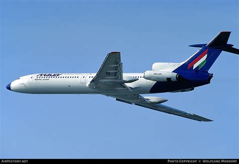 A sérült HA-LCR Tupoljev Tu-154-es a thessaloníki repülőtéren