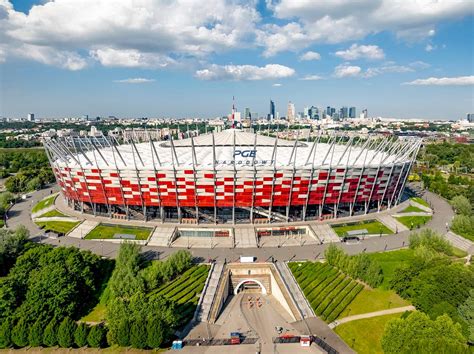A PGE Narodowy látképe behúzható tetővel és nemzeti színekben pompázó homlokzattal