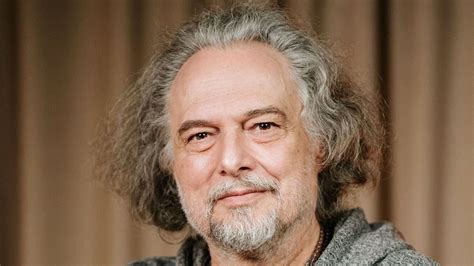 Laár András gitárral a színpadon