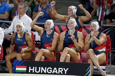 A magyar női vízilabda-válogatott ünneplés a 2026-os Európa-bajnokságon